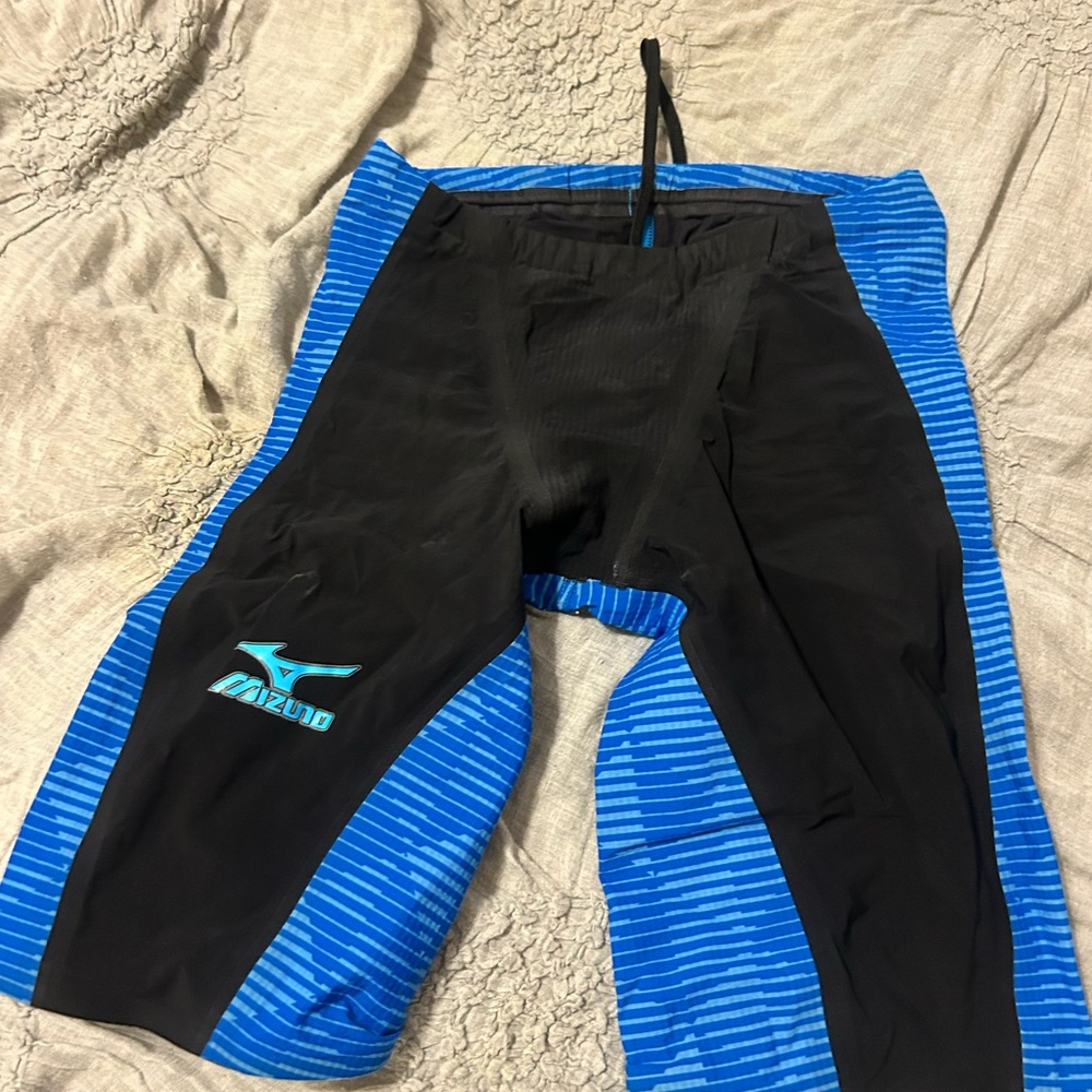 Mizuno Black and Blue Athletic tech  large